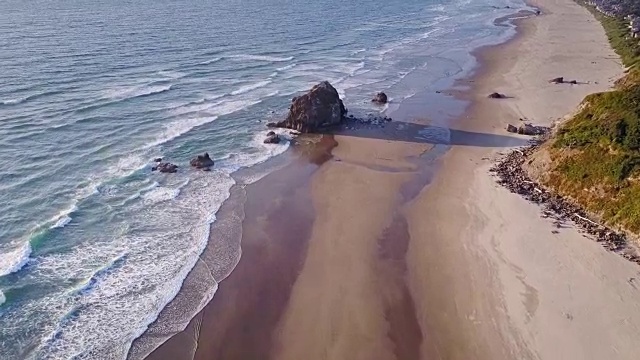 戏剧化的俄勒冈海岸线鸟瞰图视频素材