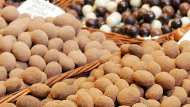 大柜台各种各样的圆形巧克力糖果在釉与坚果。世界上的糖尿病问题视频素材
