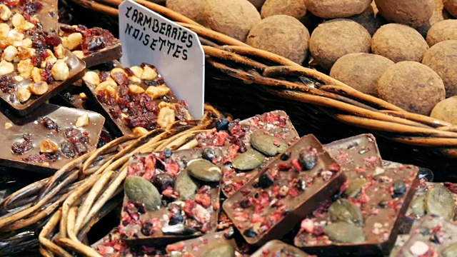 大柜台各种各样的圆形巧克力糖果在釉与坚果。柜台上的巧克力棒。世界上的糖尿病问题视频素材