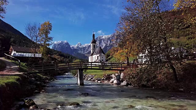德国巴伐利亚阿尔卑斯山脉，拉姆绍，贝希特斯加登，著名的圣塞巴斯蒂安教区教堂视频素材