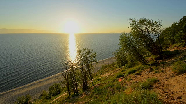 日出时陡峭的海岸，朗贝格，班辛，乌塞多姆，波罗的海，西波美拉尼亚，德国视频素材