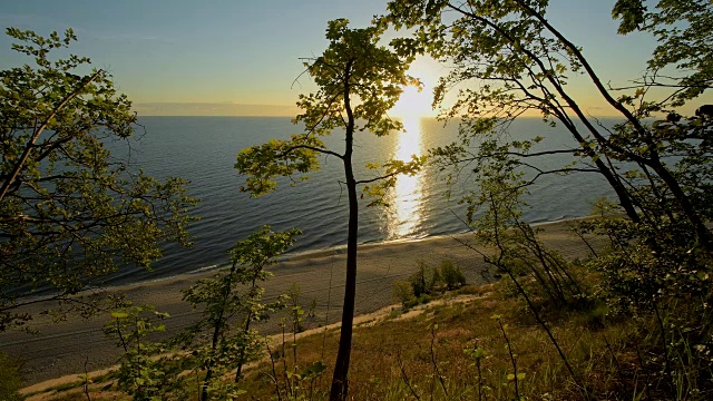 日出时陡峭的海岸，朗贝格，班辛，乌塞多姆，波罗的海，西波美拉尼亚，德国视频素材