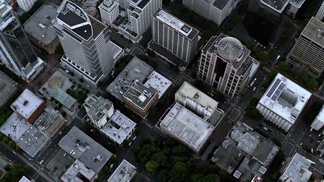 俄勒冈州波特兰市摩天大楼上空的天线视频素材