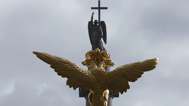 金色双头鹰和天使的雕塑在亚历山大圆柱上的宫殿广场-圣彼得堡，俄罗斯视频下载