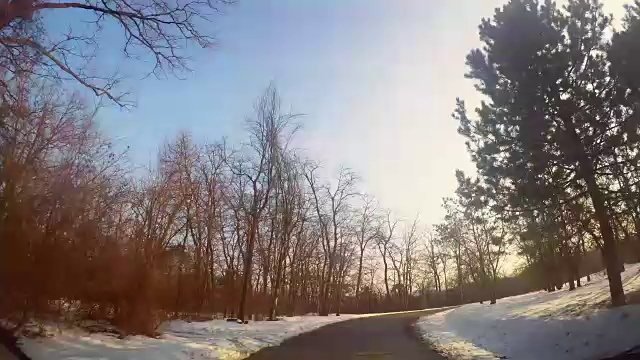 一辆车在冬天行驶的时间流逝视频素材