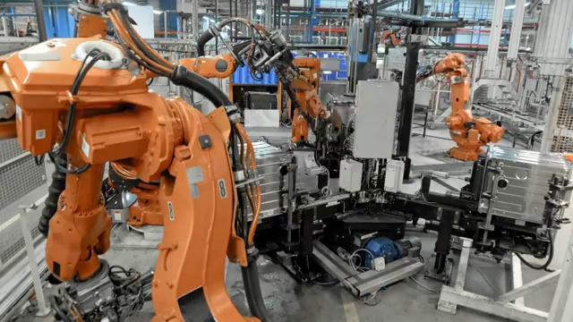 在工厂中运行的工业机器人的延时视频下载