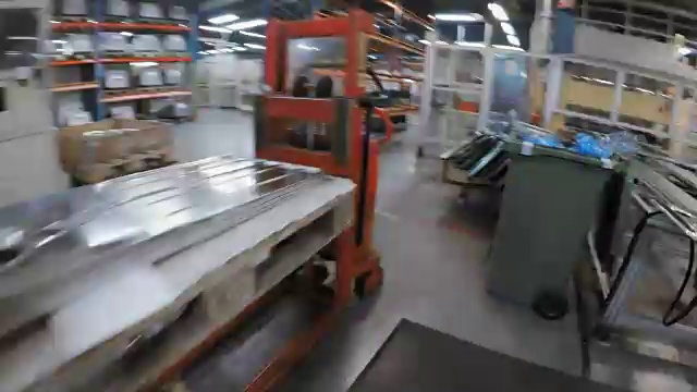 一个工厂工人在工厂里做他的工作视频素材