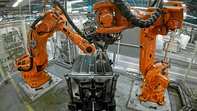 两个工业机器人焊接一个产品视频素材