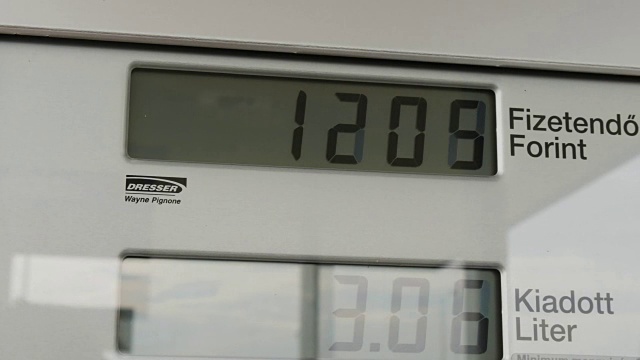 汽油泵表液晶显示计数作为汽车加油，测量升和收费在欧元视频下载