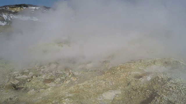 地热田火山温泉的旋转蒸汽排放视频素材
