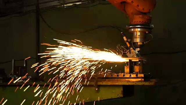 机器人在工厂附近切割金属。重工业中的现代工具。危险的工作。在室内自动化过程。视频素材