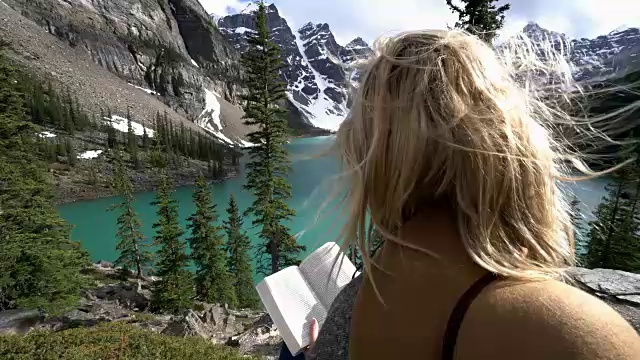 年轻女子在山中湖中读书视频素材
