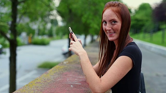 女性使用智能手机视频素材