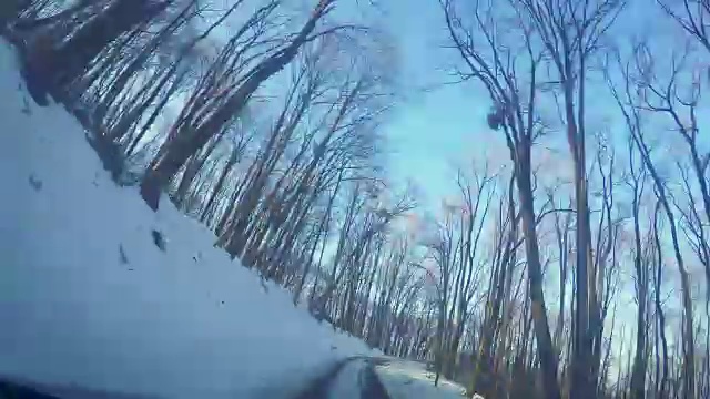 一辆车在冬天行驶的时间流逝视频素材
