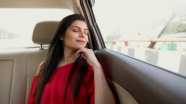 印度德里，一名年轻女子坐在车里视频素材