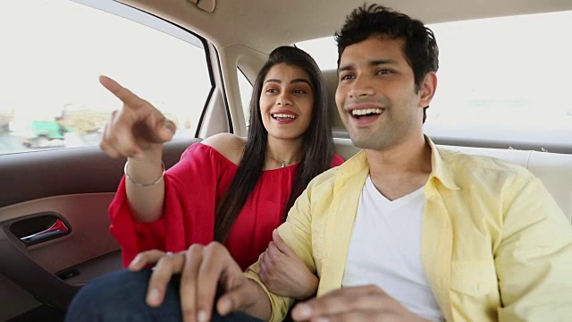 一对夫妇坐在车里，印度德里视频素材