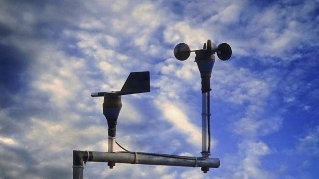 气象站装有风标的风速表视频素材