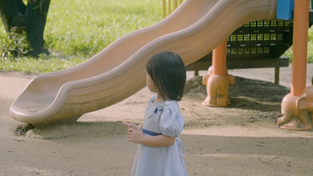 女孩在公园里玩耍(快乐的时刻)视频素材