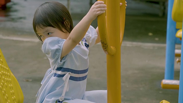 女孩在公园里玩耍(快乐的时刻)视频素材