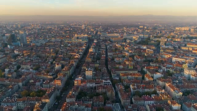 无人机在保加利亚首都索非亚市区拍摄和展示鸟瞰图视频下载