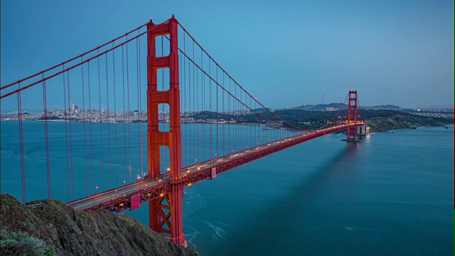 旧金山金门大桥的白天到晚上的时间流逝-匹配的白天和夜晚视频素材
