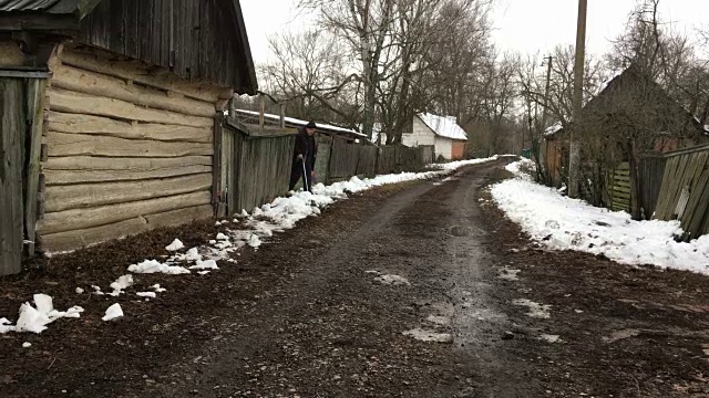乌克兰农民走出自己的家园时，拄着拐杖检查他的谷仓视频下载