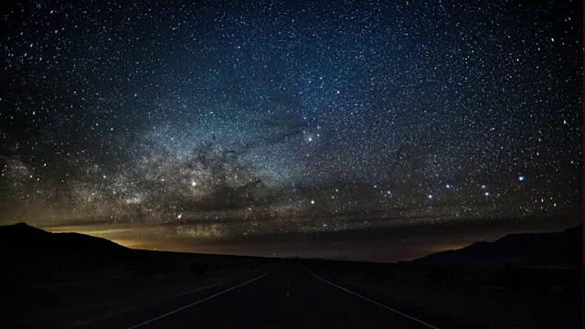 银河系在乡村道路-死亡谷，美国- 4K自然/野生动物/天气视频素材