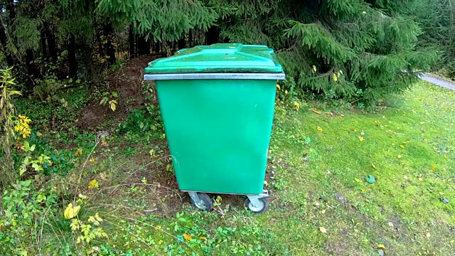 后院外有一个绿色垃圾桶视频素材