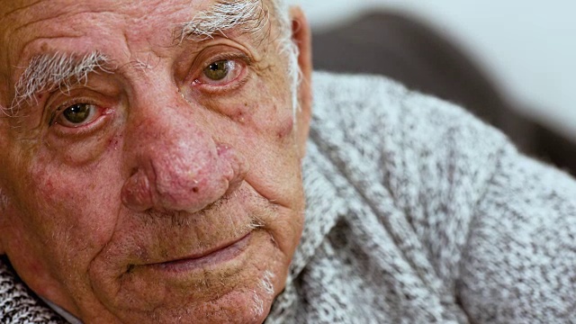 靠近悲伤的沮丧和孤独的老人:心烦意乱的老人视频素材
