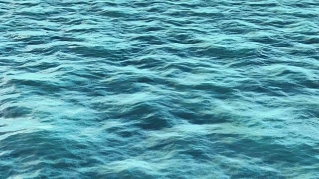 平静的海洋蓝色的海浪视频素材