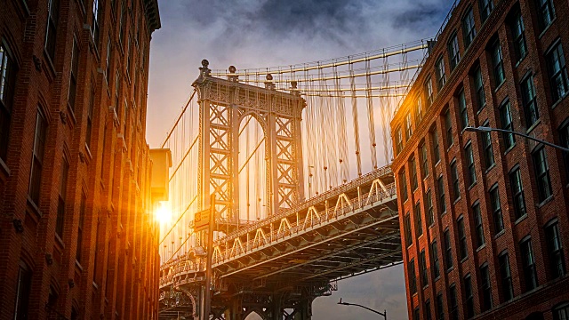 曼哈顿桥和建筑物之间的阳光视频下载