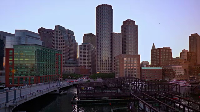 波士顿的桥梁和商业区视频素材