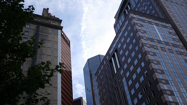 在匹兹堡市中心建立高大的现代摩天大楼的镜头视频素材