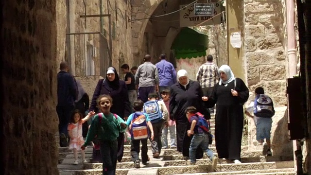 人们在耶路撒冷行走视频素材