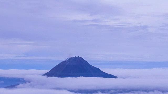 Gunung Sinabung火山，从Sibayak山观看。视频素材