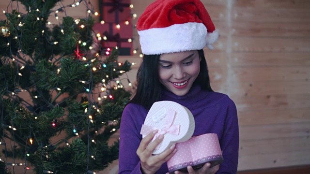 开心兴奋的女人打开礼品盒。视频素材