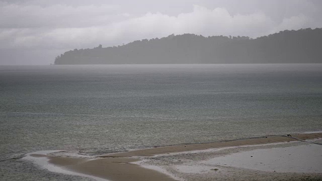 暴雨期间的热带沙滩沙粒视频素材