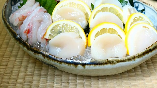 生生鱼片配热牡蛎和对虾视频素材
