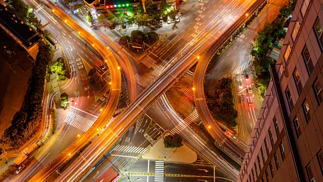 在京城台十字路口行驶的车辆夜景图视频素材