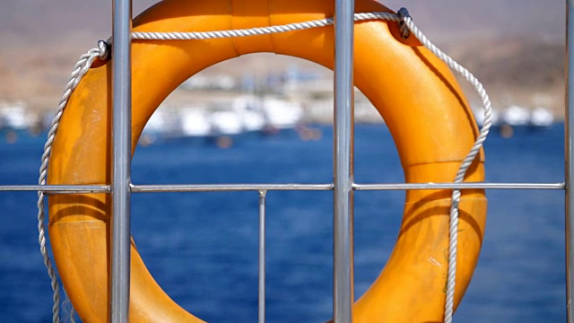夏天，大海，橙色救生圈，挂在渡船上，船上。船舶专用救援设备。拯救溺水的人的生命视频下载
