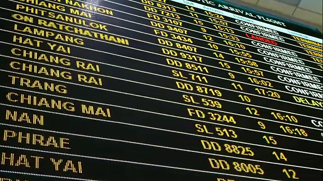 4 k。LED数字机场航班信息状态板显示目的地，航空公司航班号码和航班状态的起飞和到达机场航站楼。旅游和运输。视频下载