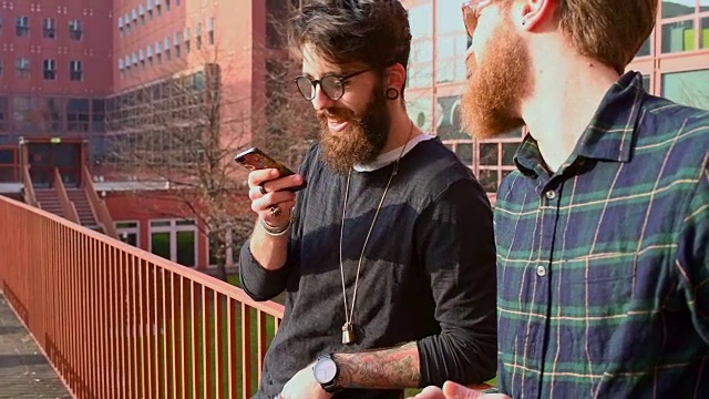 男人用智能手机聊天视频素材