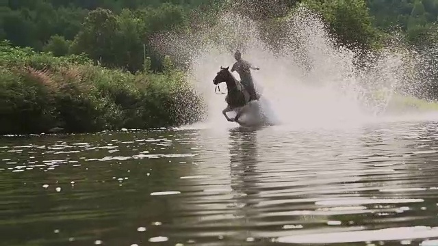 少女骑马河飞溅自由超级慢动作4K视频素材