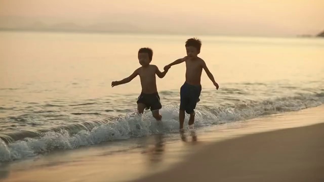 孩子们在海滩上玩耍视频素材