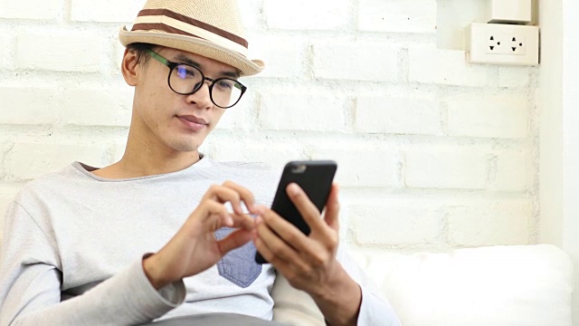 亚洲男人使用智能手机视频下载
