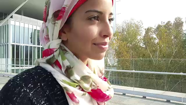 一个阿拉伯女孩走在城市里视频下载