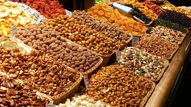 大柜台各种圆形巧克力糖果在釉与坚果和干果。世界上的糖尿病问题视频素材