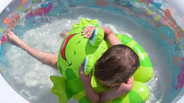 孩子们在炎热的夏天享受洗澡视频素材