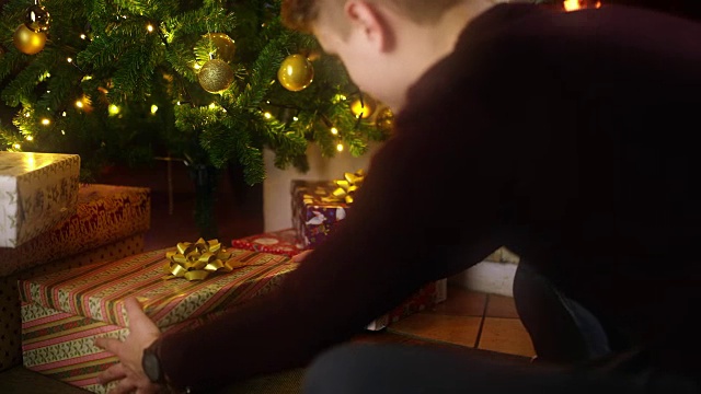 DS MS年轻人打开圣诞礼物视频素材