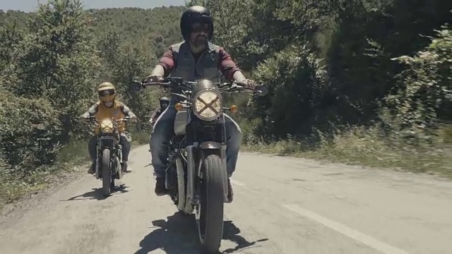 在山路上骑摩托车的人视频素材